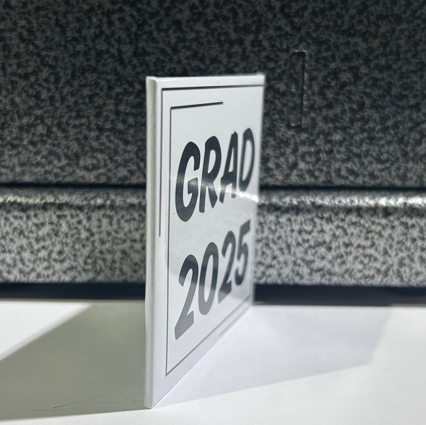 Grad 2025 Magnet
